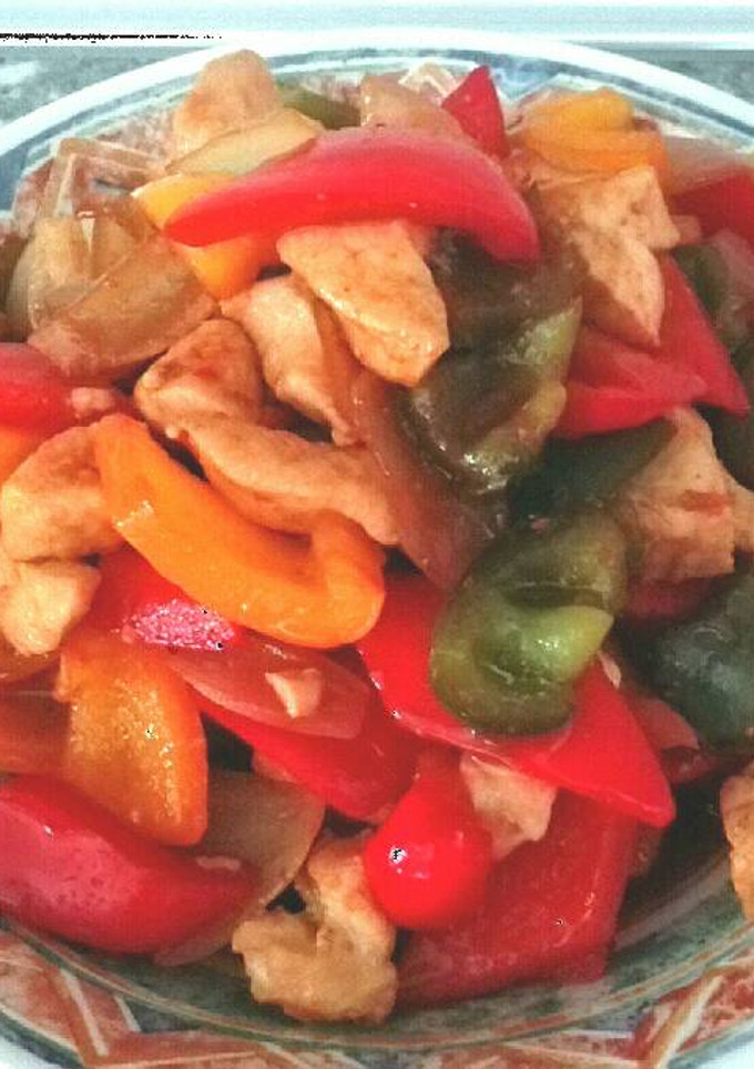 Una foto de Salteado de pimientos con pollo y salsa de soja