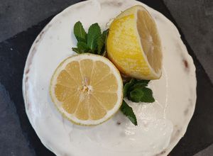 Une photo de Layer cake au citron, glaçage citronné 🍋🍋🍋