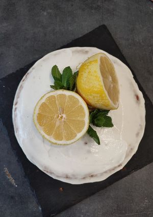 Une photo de Layer cake au citron, glaçage citronné 🍋🍋🍋