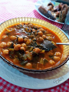 Una foto de Potaje de garbanzos con acelgas tiernas y doble sofrito