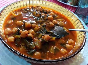 Foto principal de Potaje de garbanzos con acelgas tiernas y doble sofrito
