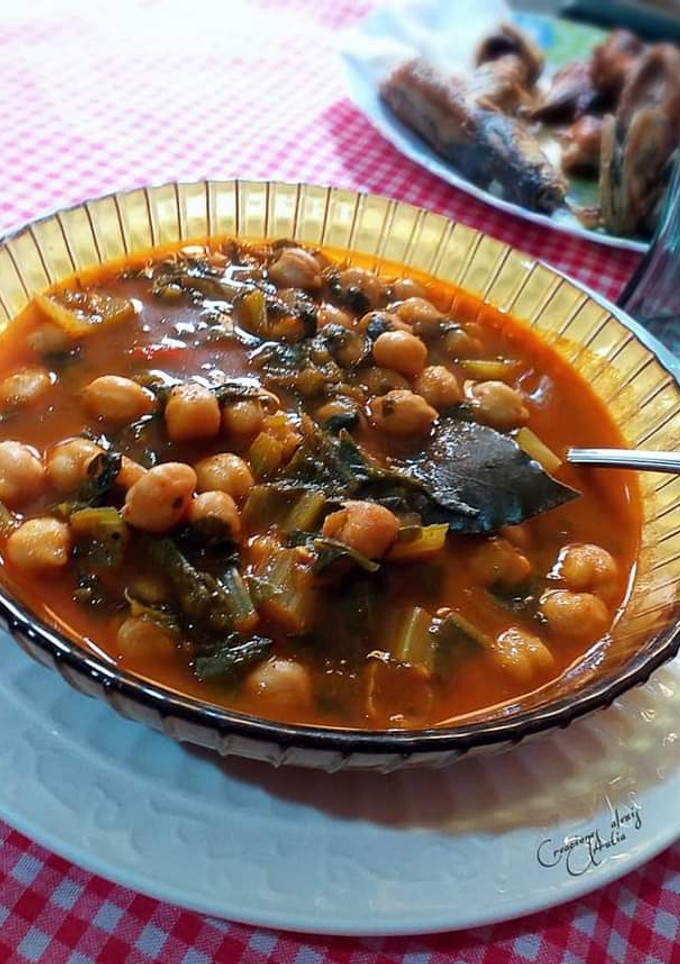 Una foto de Potaje de garbanzos con acelgas tiernas y doble sofrito