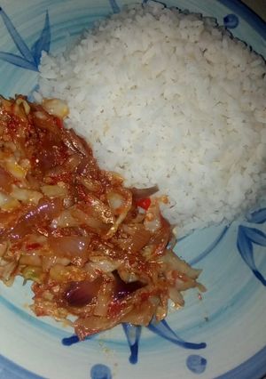 A picture of Rice with cabbage sauce.