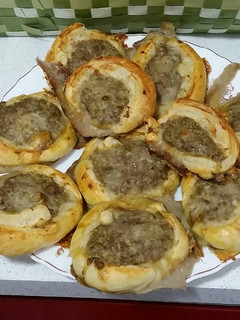 Una foto de Tortitas de carne y hojaldre
