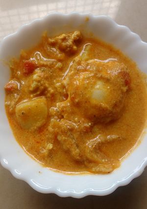 உடைத்து விட்ட முட்டை கிரேவி (Udaithu vitta muttai gravy recipe in tamil) செய்முறை முக்கிய புகைப்படம்