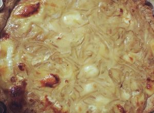 Una foto de Tarta de cebollas caramelizadas y queso camembert