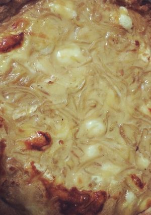 Una foto de Tarta de cebollas caramelizadas y queso camembert