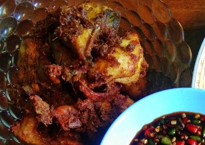 Ayam goreng lengkuas