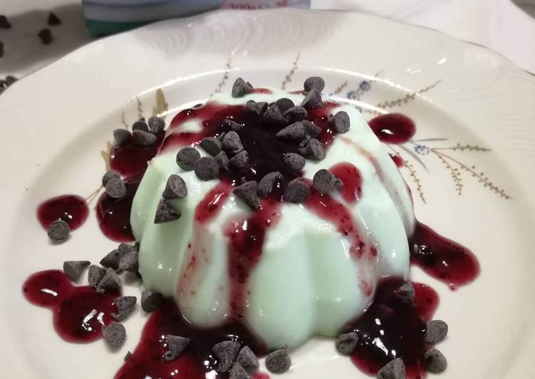 How to Prepare Premiato Panna cotta alla menta scagliette di cioccolato frutti di bosco