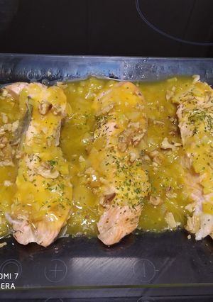 Una foto de Salmón a la naranja con nueces😋
