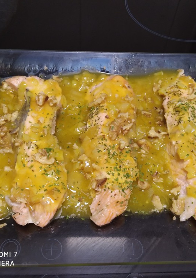 Una foto de Salmón a la naranja con nueces😋