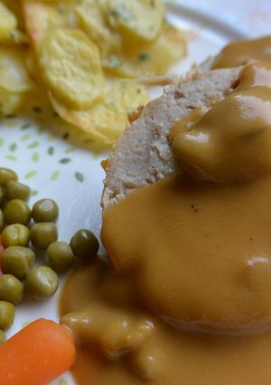 Una foto de Redondo de pollo con salsa