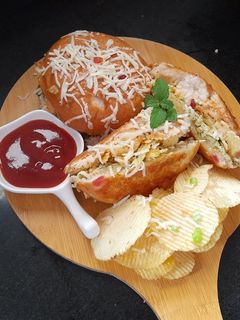 વેફર મસ્કા બન (Chips Maska Bun Recipe In Gujarati) રેસીપી મુખ્ય ફોટો