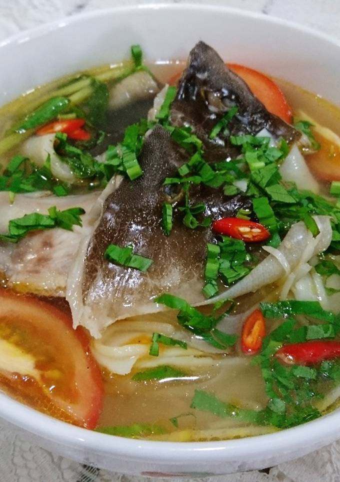 Hình của món Canh cá đuối nấu măng chua.