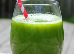 Una foto de Licuado de pasto de trigo y alga espirulina    