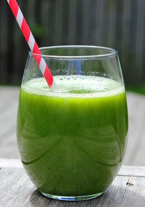 Una foto de Licuado de pasto de trigo y alga espirulina    