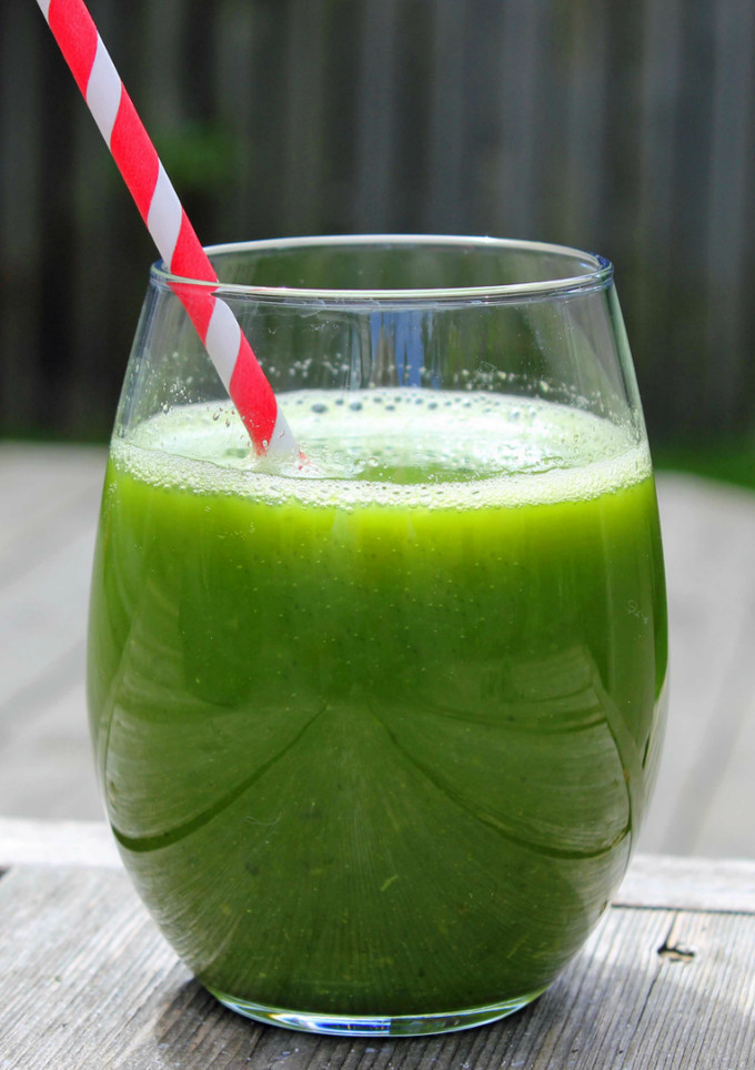 Una foto de Licuado de pasto de trigo y alga espirulina    