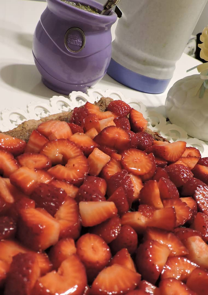 Una foto de Torta de cacao y frutillas
