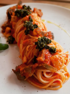 Una foto de Espaguetis amatriciana con alcachofa y albahaca con parmesano