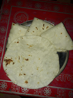 तांदळाची भाकरी (कोळी पद्धतीने) (tandalachi bhakari recipe in marathi) रेसिपी चे मुख्य फोटो