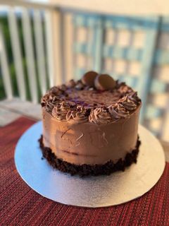 Una foto de Tarta de chocolate, nata y mermelada para Aitor 🎂