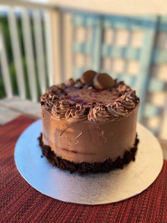 Una foto de Tarta de chocolate, nata y mermelada para Aitor 🎂
