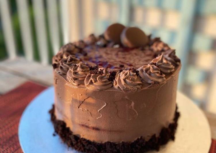 Recipe of Any-night-of-the-week Tarta de chocolate, nata y mermelada para Aitor 🎂