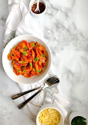 A picture of Creamy bacon and pepper pasta.