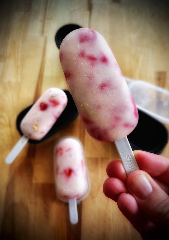 Una foto de Polo cremoso de cheesecake y fresas (en moldes Lékué)