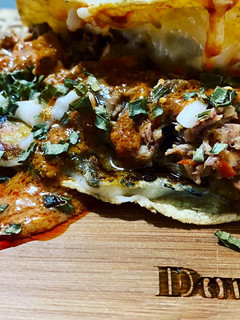 Una foto de Tacos de machaca de pescado ahumado y queso