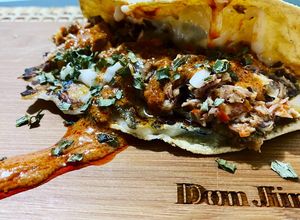 Una foto de Tacos de machaca de pescado ahumado y queso
