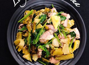 Hình của món Lòng heo xào cải chua.