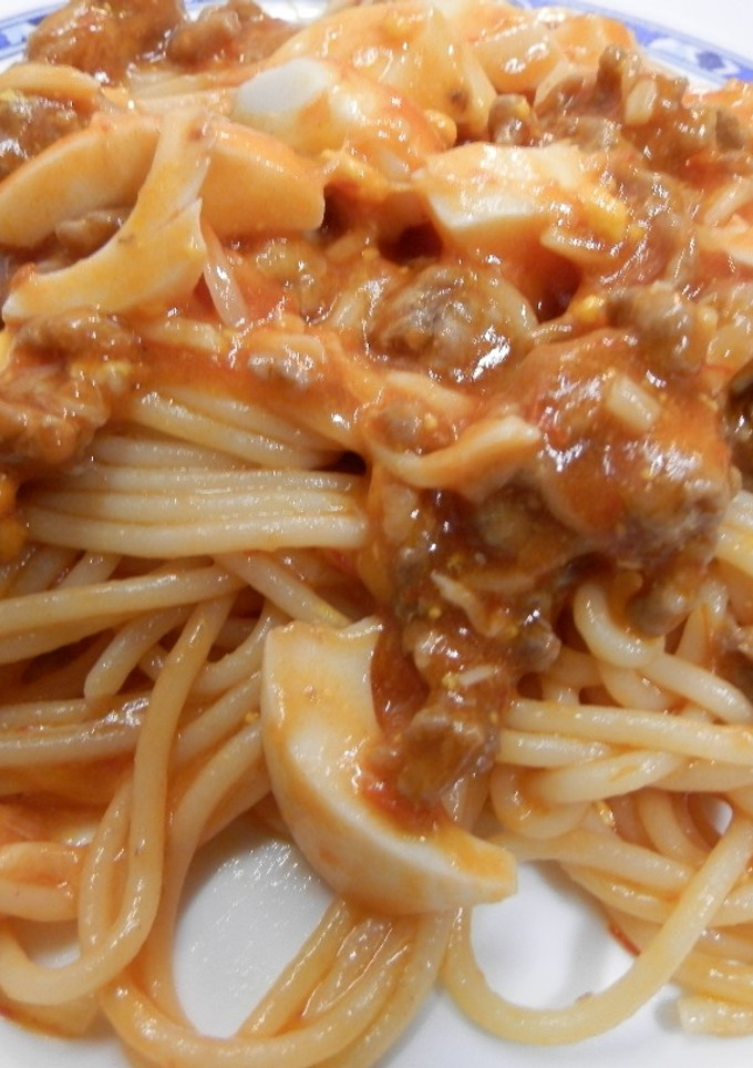 Una foto de Spaguettis con huevos y carne picada