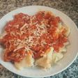 Ñoquis caseros con tomate y carne con queso parmesano