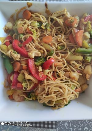 Una foto de Noodles con pollo y gambas