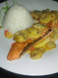 Una foto de Salmón con champiñones y salsa naranja