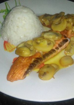 Una foto de Salmón con champiñones y salsa naranja