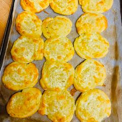 Cheesy garlicky puff wheel A picture of Cheesy garlicky puff wheel.