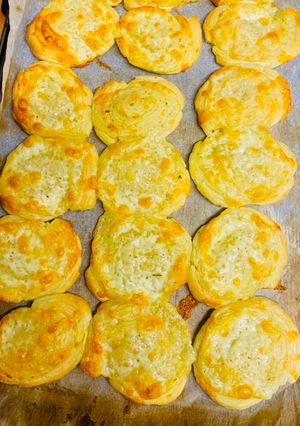 A picture of Cheesy garlicky puff wheel.