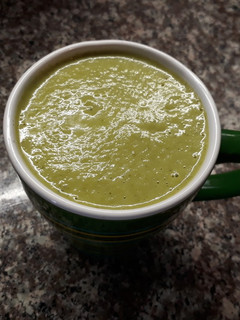 Una foto de Sopa crema de habas y brócoli