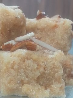सूजी की बर्फी (Suji ki barfi recipe Hindi) रेसिपी मुख्य फोटो