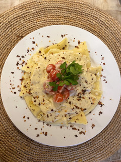 Una foto de Raviolis en Salsa de 3 Quesos & Perlas de Tomaticos
