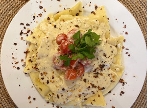 Una foto de Raviolis en Salsa de 3 Quesos & Perlas de Tomaticos