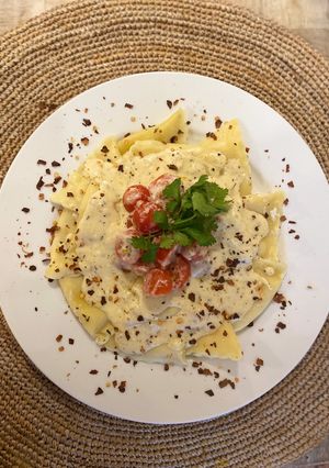 Una foto de Raviolis en Salsa de 3 Quesos & Perlas de Tomaticos