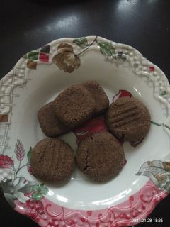 રાગી બિસ્કિટ (Ragi Biscuit Recipe in Gujarati) રેસીપી મુખ્ય ફોટો