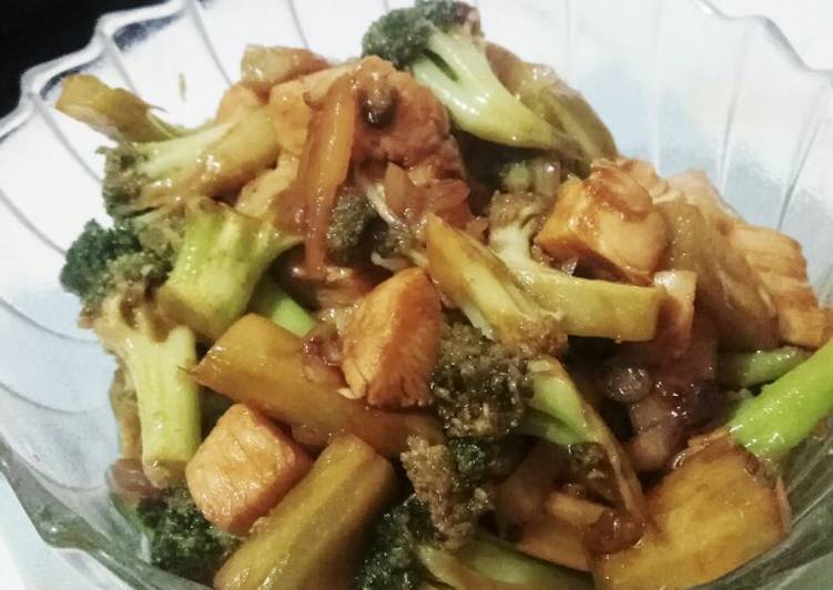 Resep Brokoli Ayam Mentega yang nikmat