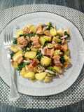 Salteado trufado de patatas y espinacas con bacon y torreznos