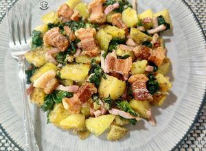 Una foto de Salteado trufado de patatas y espinacas con bacon y torreznos
