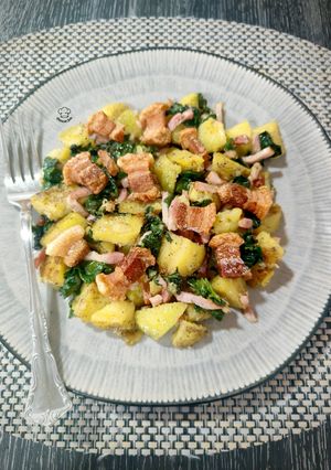 Foto principal de Salteado trufado de patatas y espinacas con bacon y torreznos