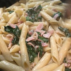 A picture of Gorgonzola, spinach and pancetta pasta.